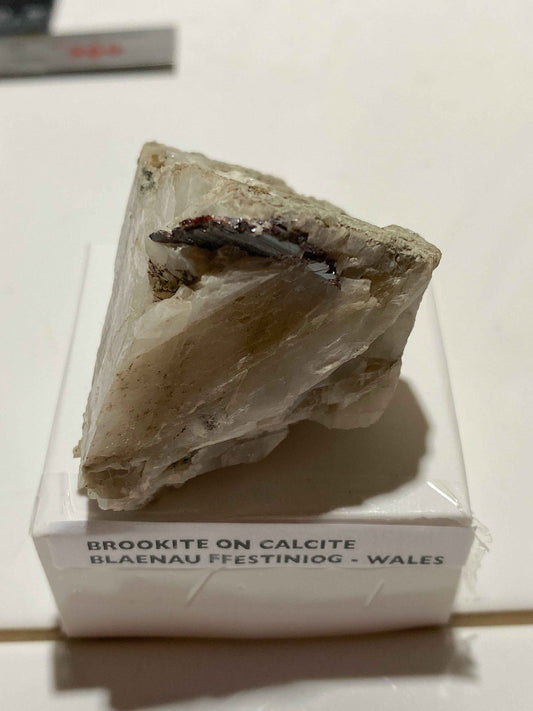 BROOKITE ON CALCITE : BLAENAU, FFESTINIOG, WALES, U.K.  70g MF5066
