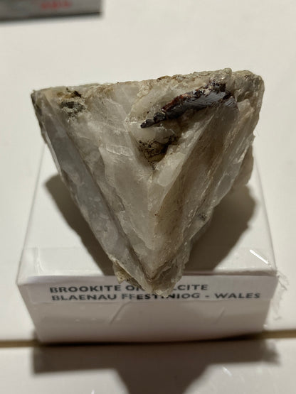 BROOKITE ON CALCITE : BLAENAU, FFESTINIOG, WALES, U.K.  70g MF5066