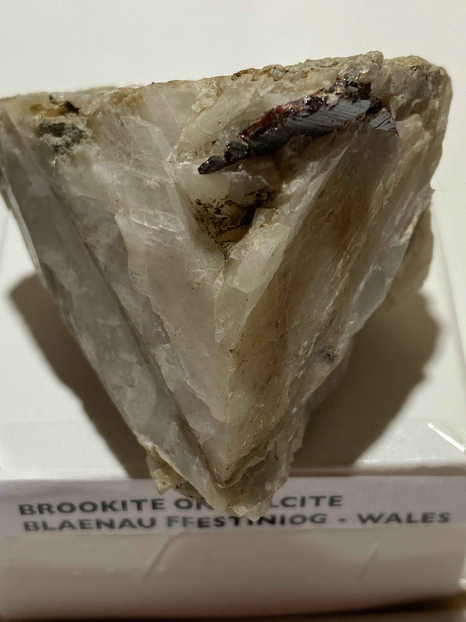 BROOKITE ON CALCITE : BLAENAU, FFESTINIOG, WALES, U.K.  70g MF5066
