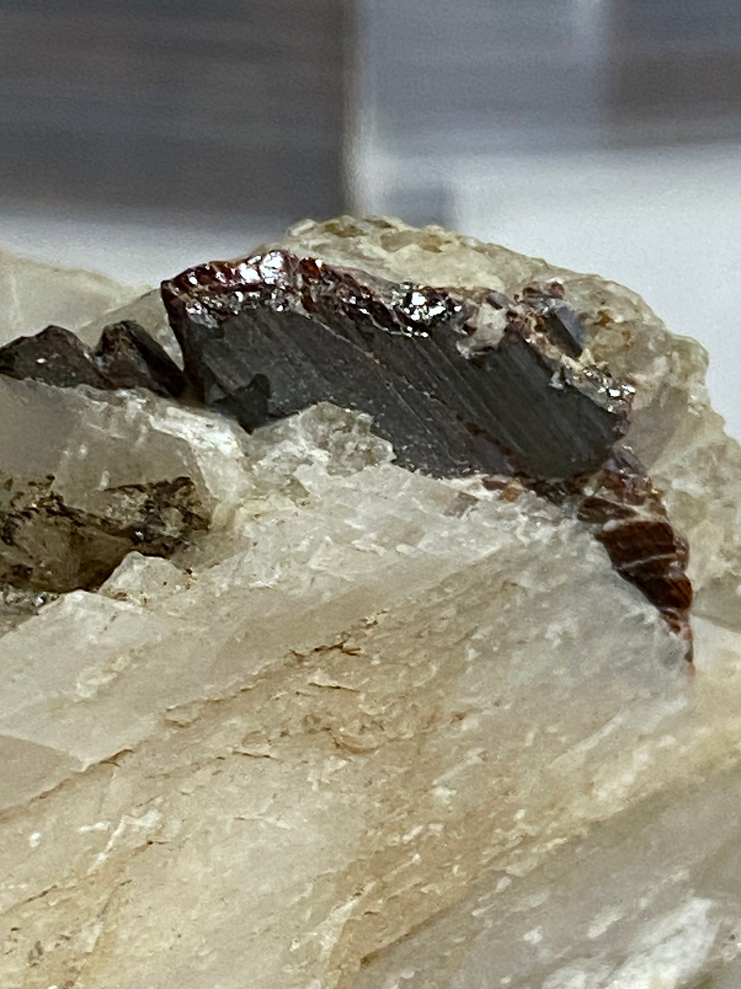 BROOKITE ON CALCITE : BLAENAU, FFESTINIOG, WALES, U.K.  70g MF5066