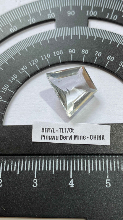 BERYL NATURAL GEMSTONE : PINGWU BERYL MINE, MIANYANG, SICHUAN, CHINA. 11.17Ct. MFG4976