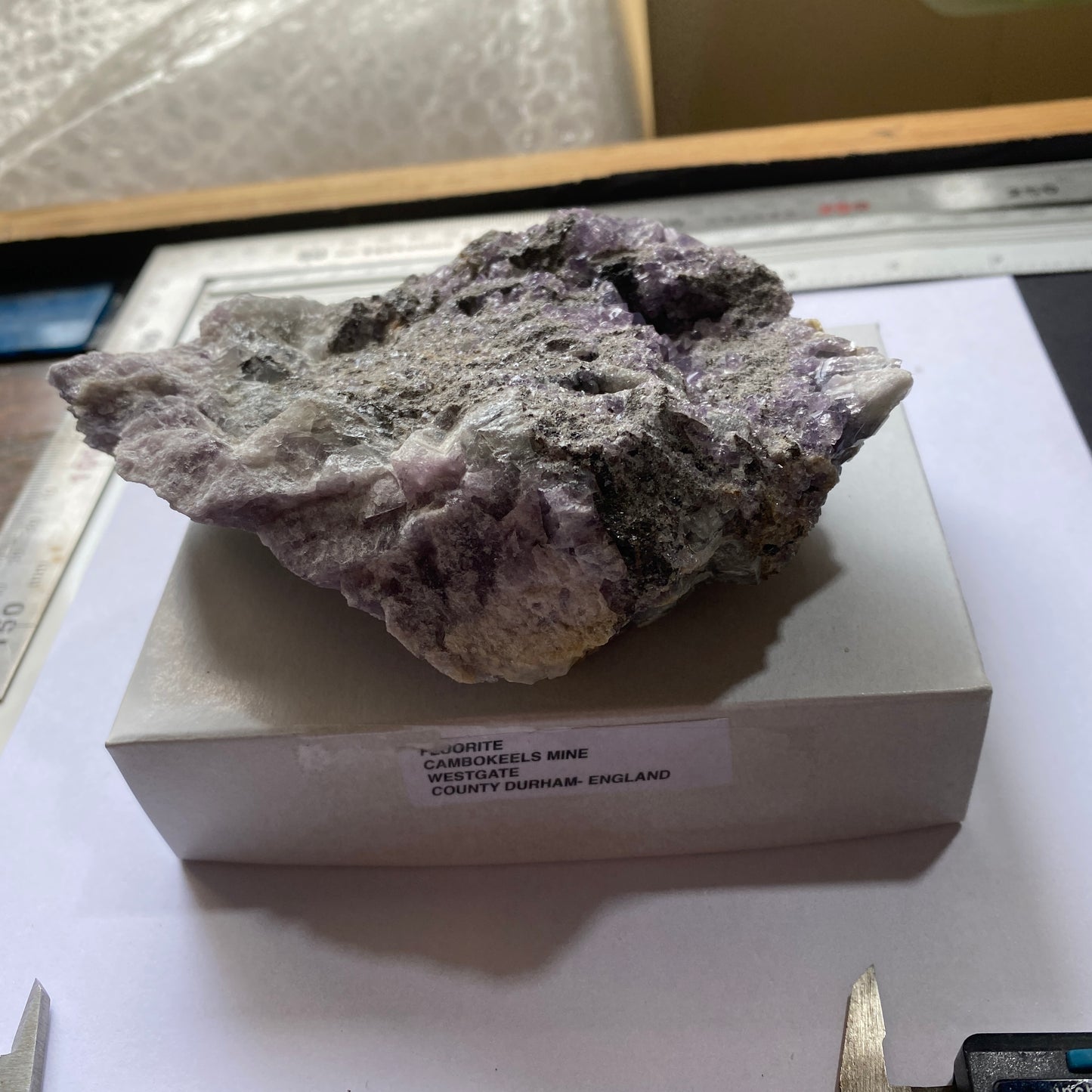 FLUORITE ETC ÉCHANTILLON INTÉRESSANT DE WESTGATE, CO DURHAM, ANGLETERRE 582g MF6442