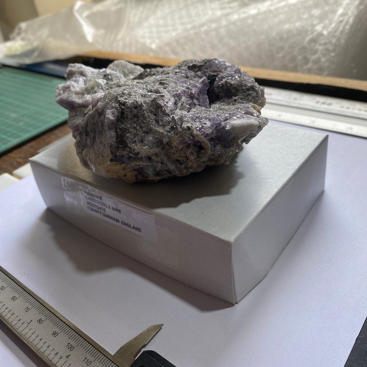 FLUORITE ETC ÉCHANTILLON INTÉRESSANT DE WESTGATE, CO DURHAM, ANGLETERRE 582g MF6442