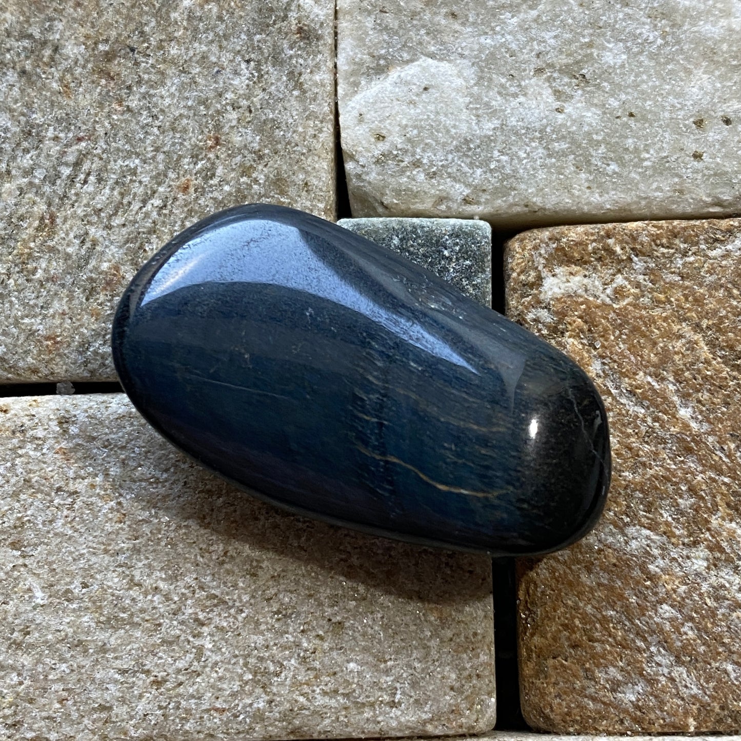 HAWKS EYE QUARTZ NATURAL GEMSTONE - SOUTHERN AFRICA. 24Ct MFG5391