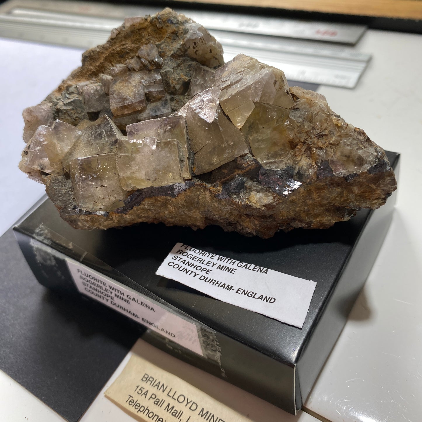 FLUORITE AVEC GALÈNE DE LA MINE ROGERLEY, CO DURHAM, ANGLETERRE. 435g MF6440