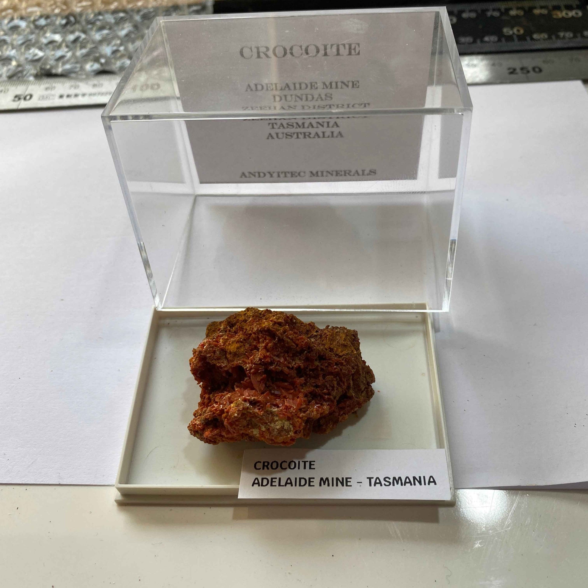 CROCOITE : ADELAIDE MINE, DUNDAD, ZEEHAN, TASMANIA, AUSTRALIA. 37g MF5073