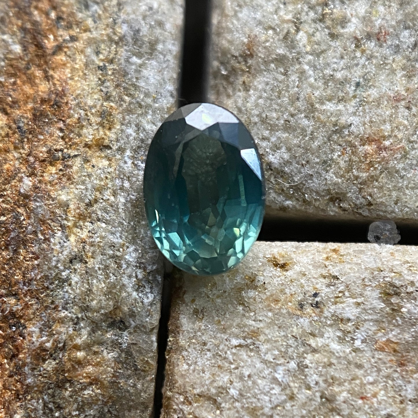 APATITE EXQUISITE NATURAL GEMSTONE - MIDELT, DRAA-TAFILALET, MOROCCO 0.70Ct MFG5240