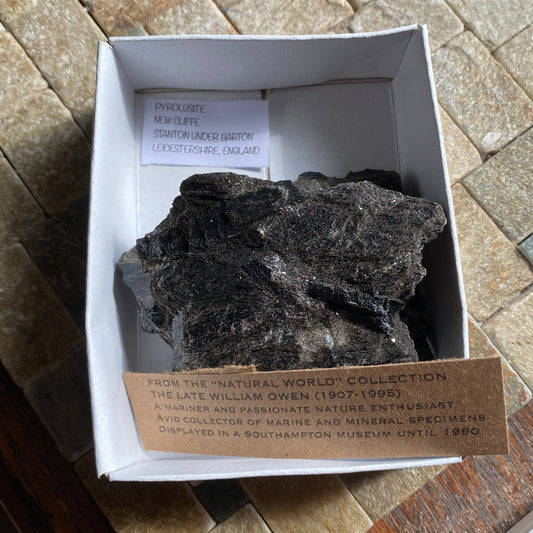 PYROLUSITE FROM NEW LIFFE QUARRY, LEICESTERSHIRE. 196g MF1907