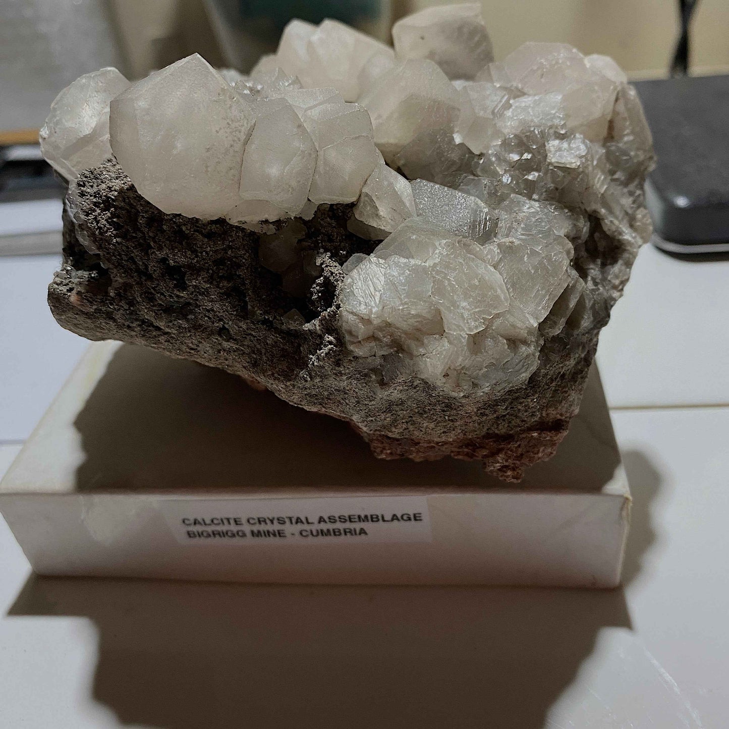 CALCITE HIGHLY FLUORESCENT : BIGRIGG MINE, EGREMONT, CUMBRIA LARGE 802g. MF5081