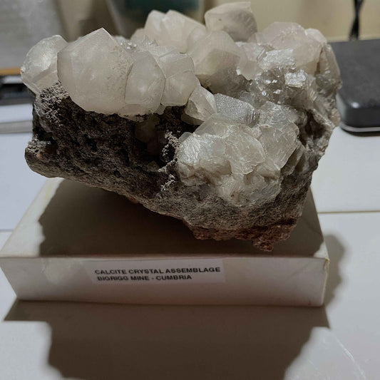 CALCITE HIGHLY FLUORESCENT : BIGRIGG MINE, EGREMONT, CUMBRIA LARGE 802g. MF5081