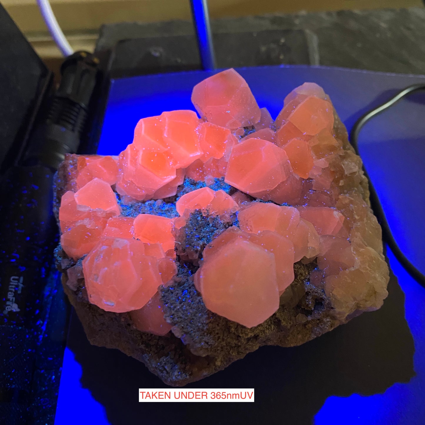 CALCITE HIGHLY FLUORESCENT : BIGRIGG MINE, EGREMONT, CUMBRIA LARGE 802g. MF5081