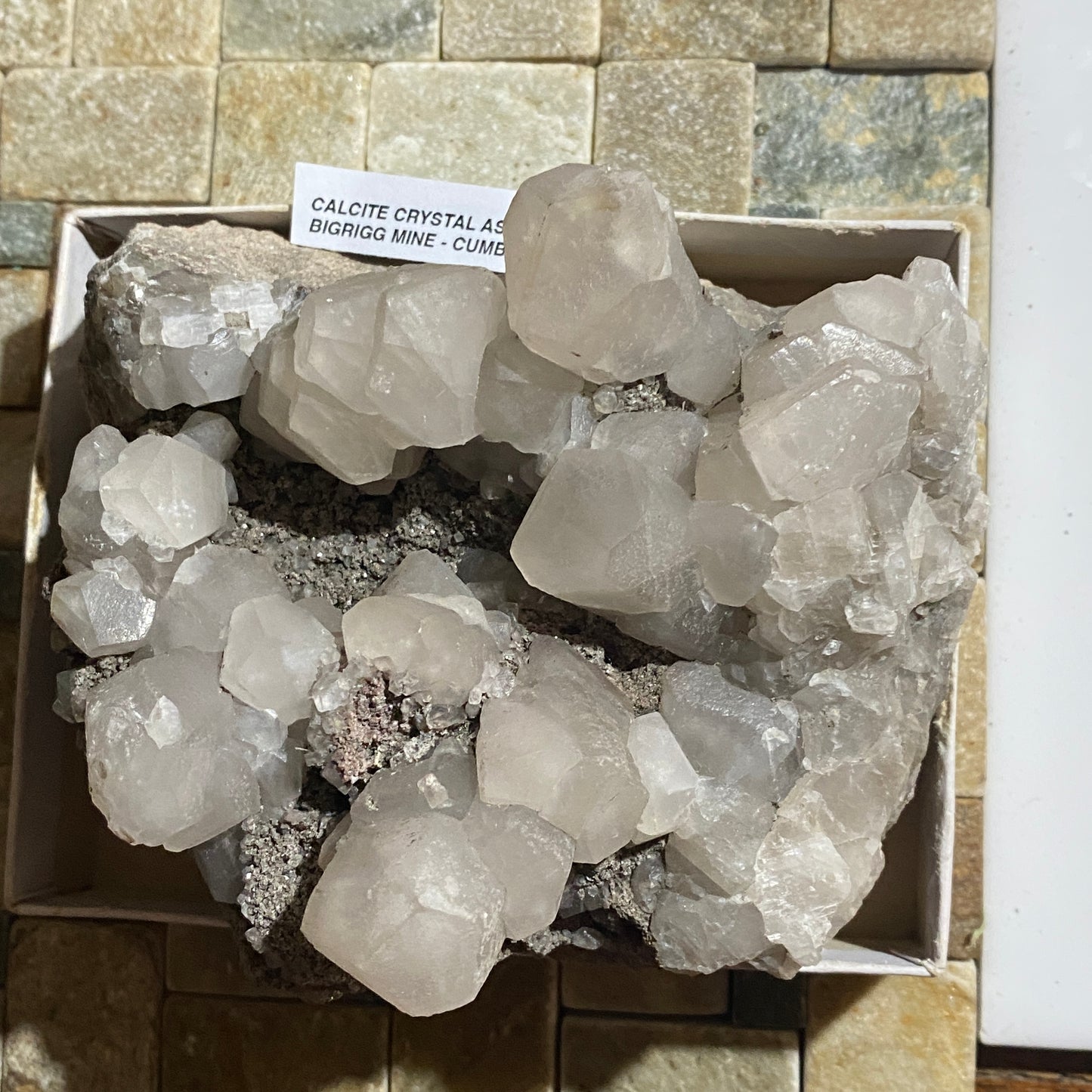 CALCITE HIGHLY FLUORESCENT : BIGRIGG MINE, EGREMONT, CUMBRIA LARGE 802g. MF5081