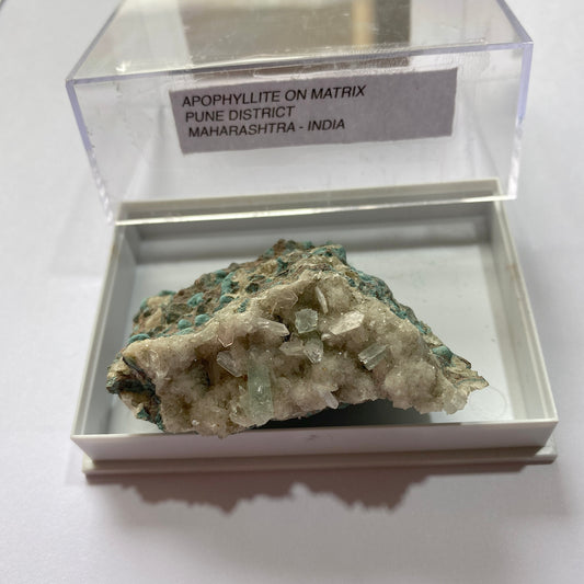 APOPHYLLITE SUR MATRICE DU DISTRICT DE PUNE, INDE 42g MF6542