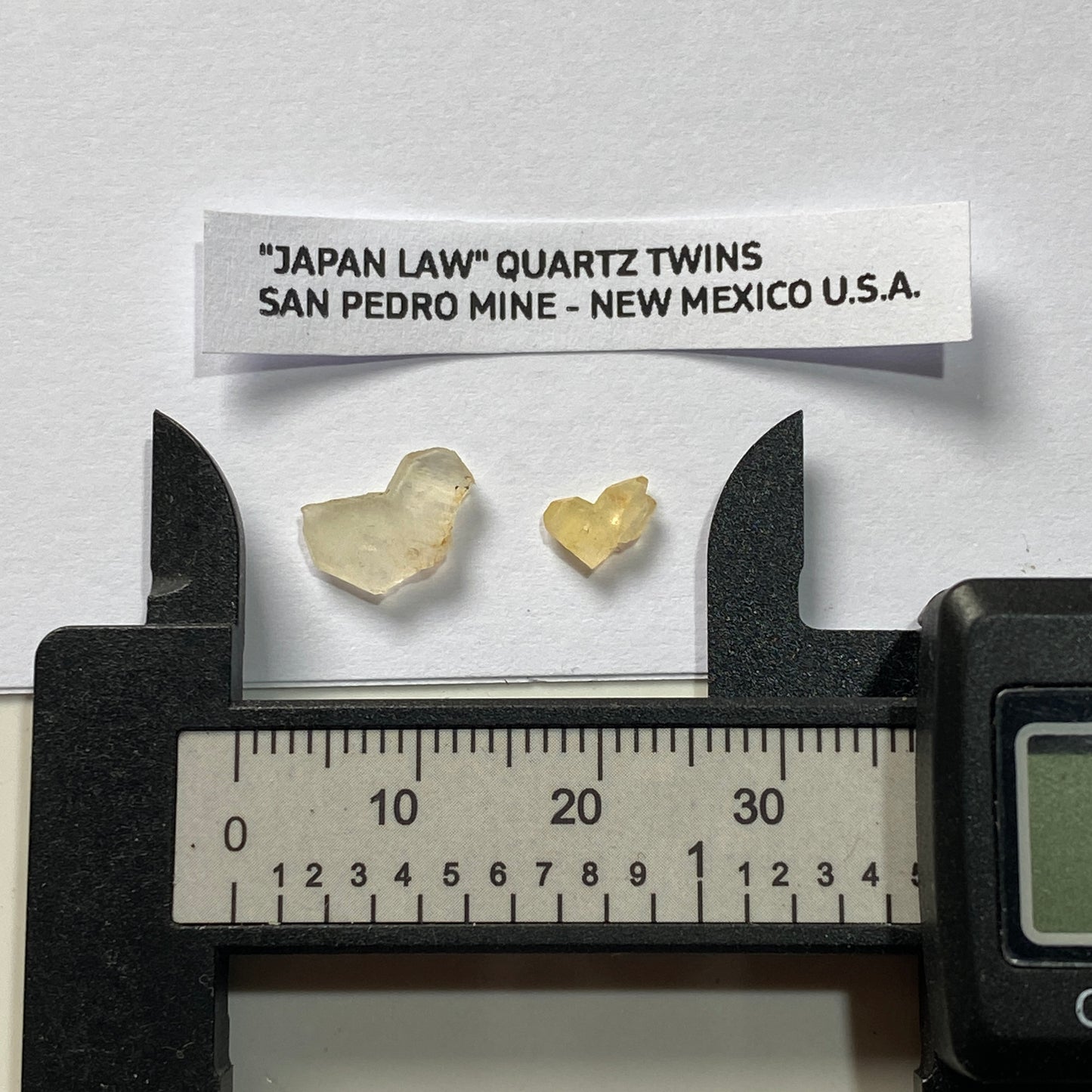 "JAPAN LAW" QUARTZ CRYSTALS : SAN PEDRO MINE, ALBUQUERQUE, NEW MEXICO U.S.A. MF5083