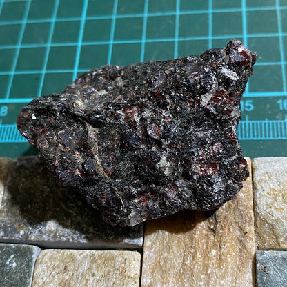 GARNET AMPHIBOLITE FROM EPTELAND, NORWAY 76g MF1456