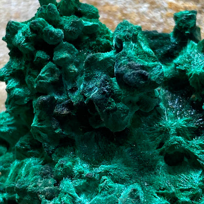 EXQUISITE MALACHITE SPECIMEN FROM TSUMEB MINE, OSHIKOTO, NAMIBIA. 33g. MF5098