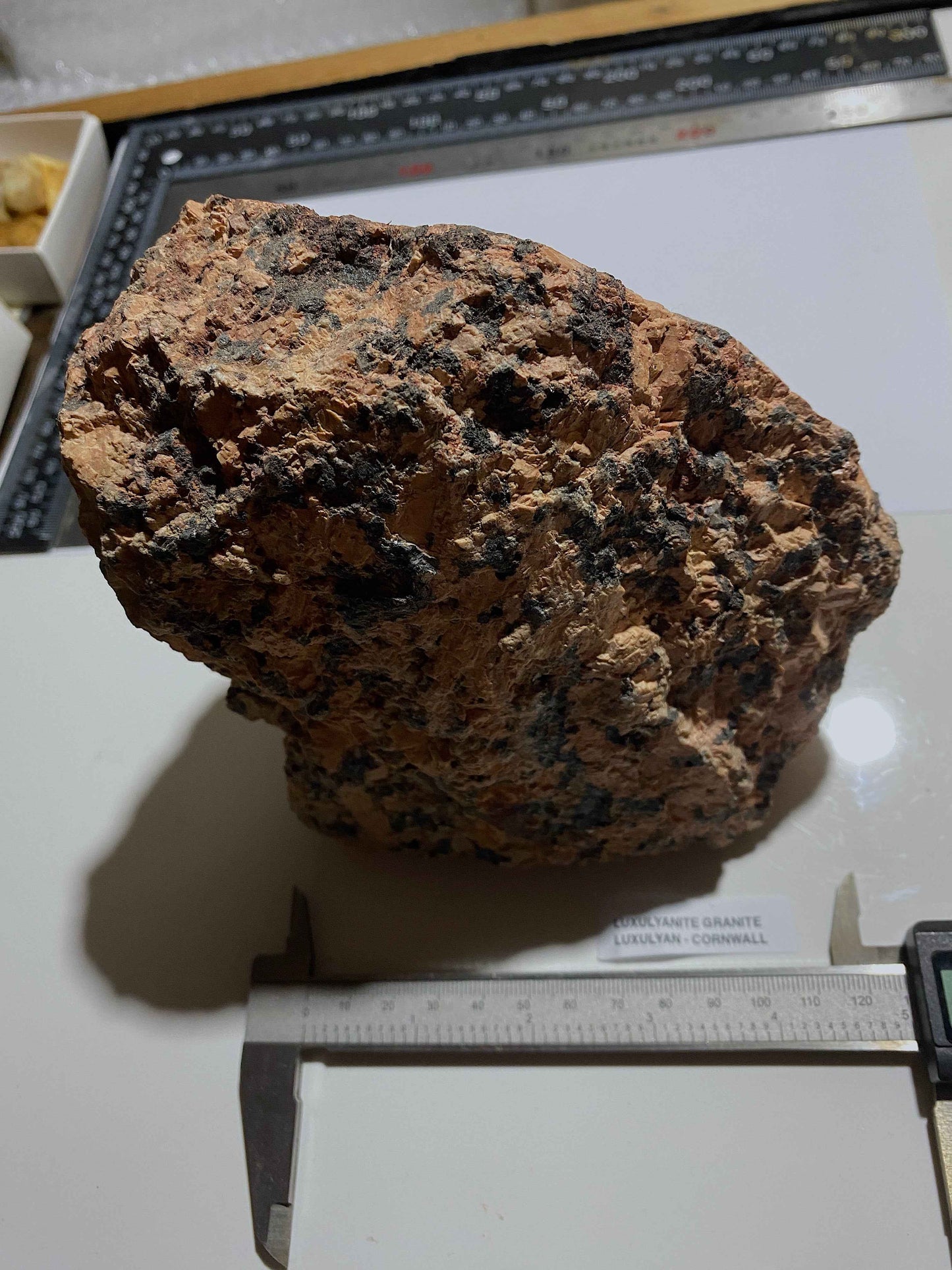 LUXULYANITE GRANITE : LUXULYAN, ST AUSTELL, CORNWALL  HEAVY 2589g  MF5100