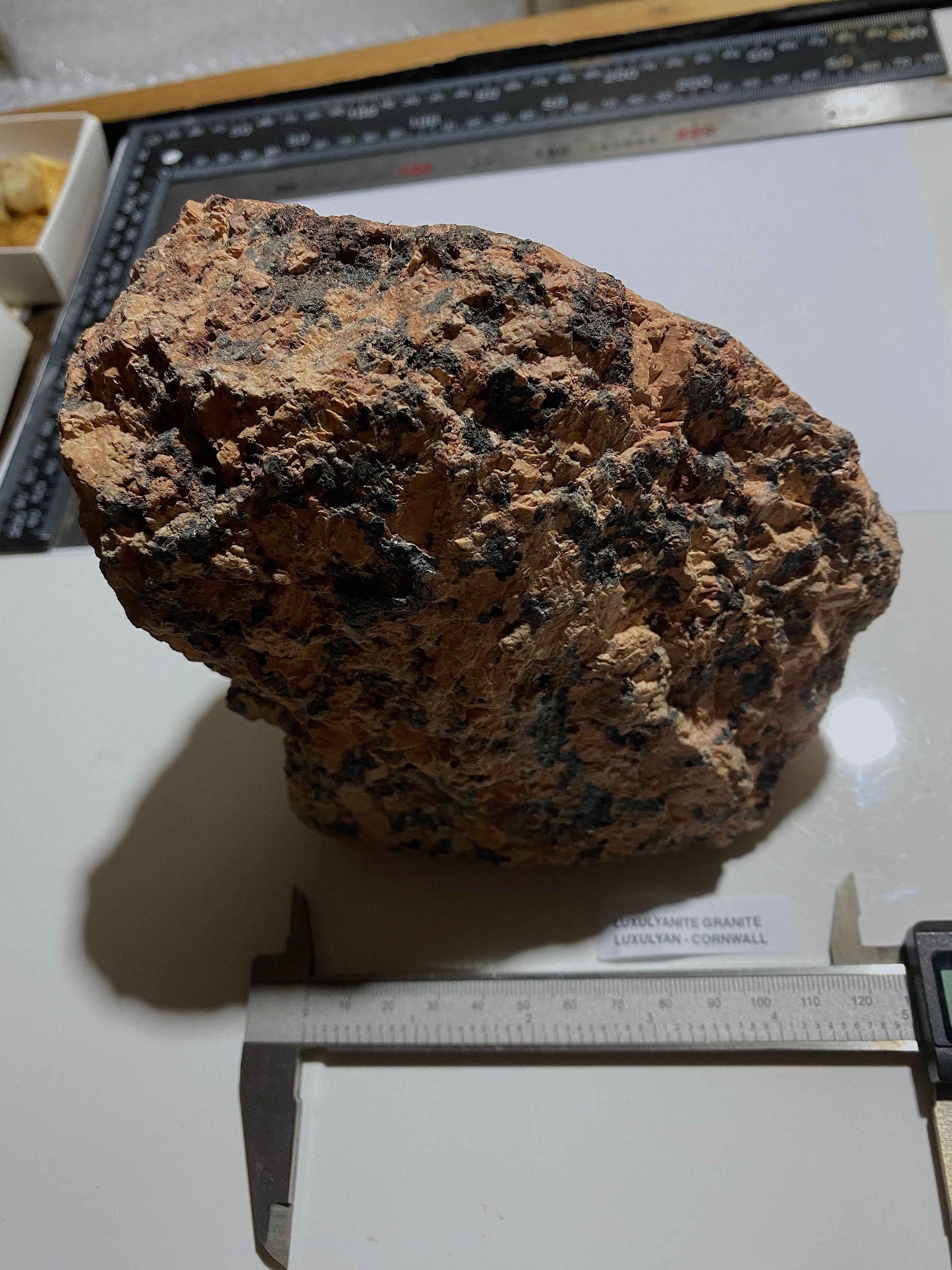 LUXULYANITE GRANITE : LUXULYAN, ST AUSTELL, CORNWALL  HEAVY 2589g  MF5100