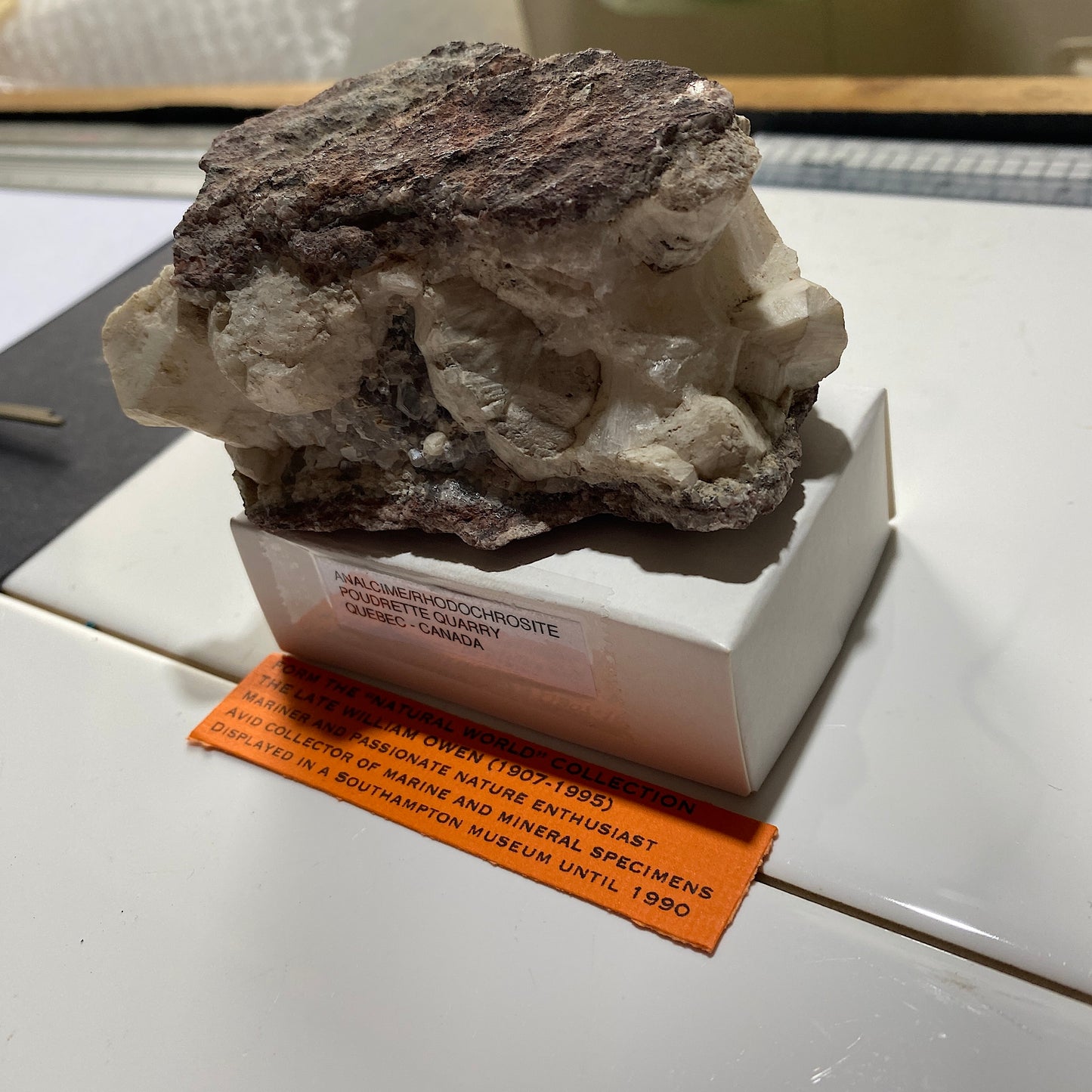 ANALCIME AVEC RHODOCHROSITE ETC DU QUÉBEC, CANADA 254g MF6624