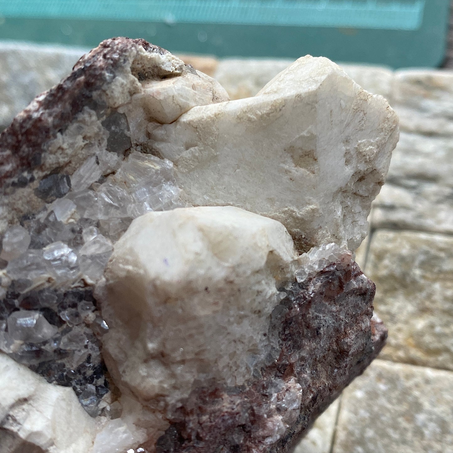 ANALCIME AVEC RHODOCHROSITE ETC DU QUÉBEC, CANADA 254g MF6624