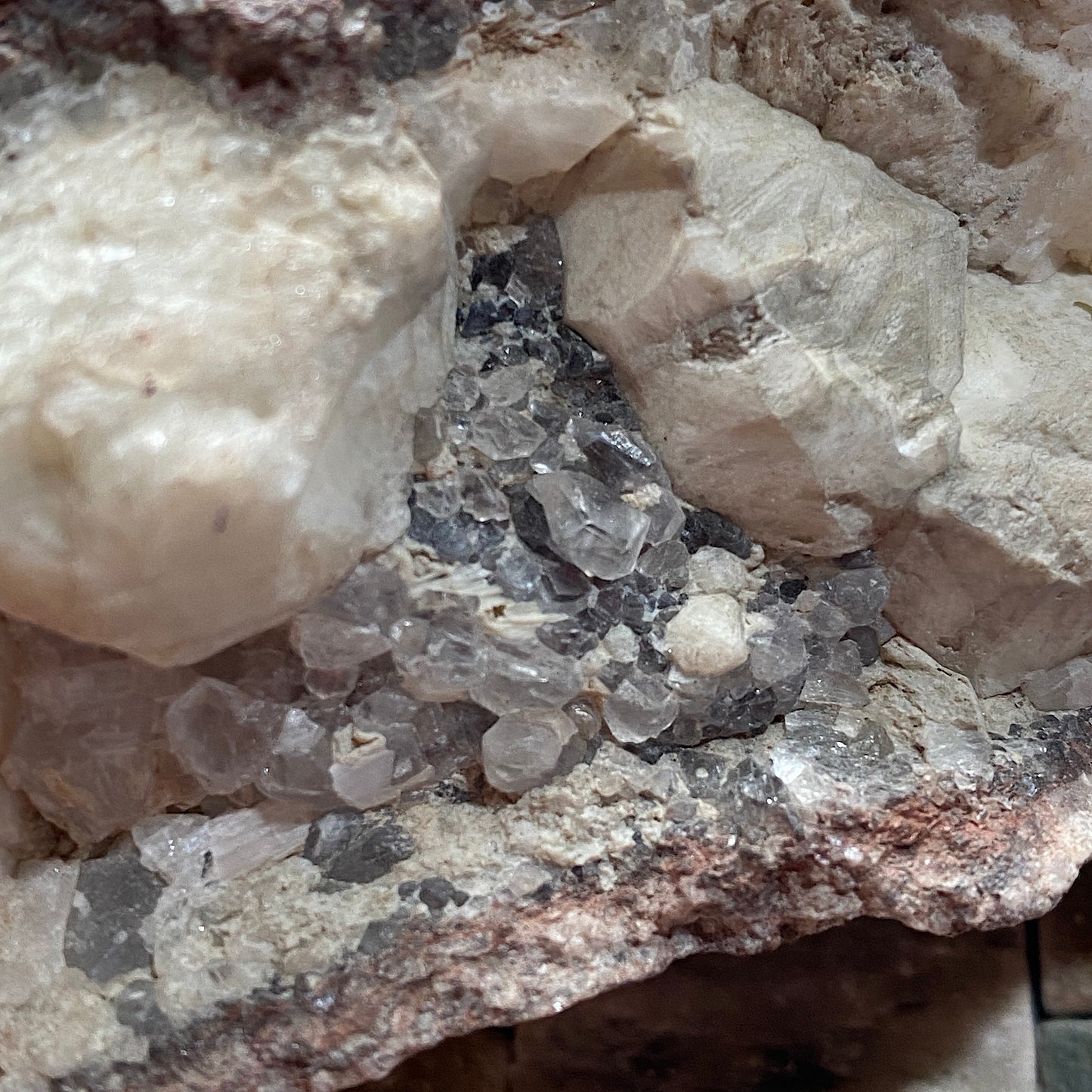 ANALCIME AVEC RHODOCHROSITE ETC DU QUÉBEC, CANADA 254g MF6624