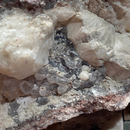 ANALCIME AVEC RHODOCHROSITE ETC DU QUÉBEC, CANADA 254g MF6624