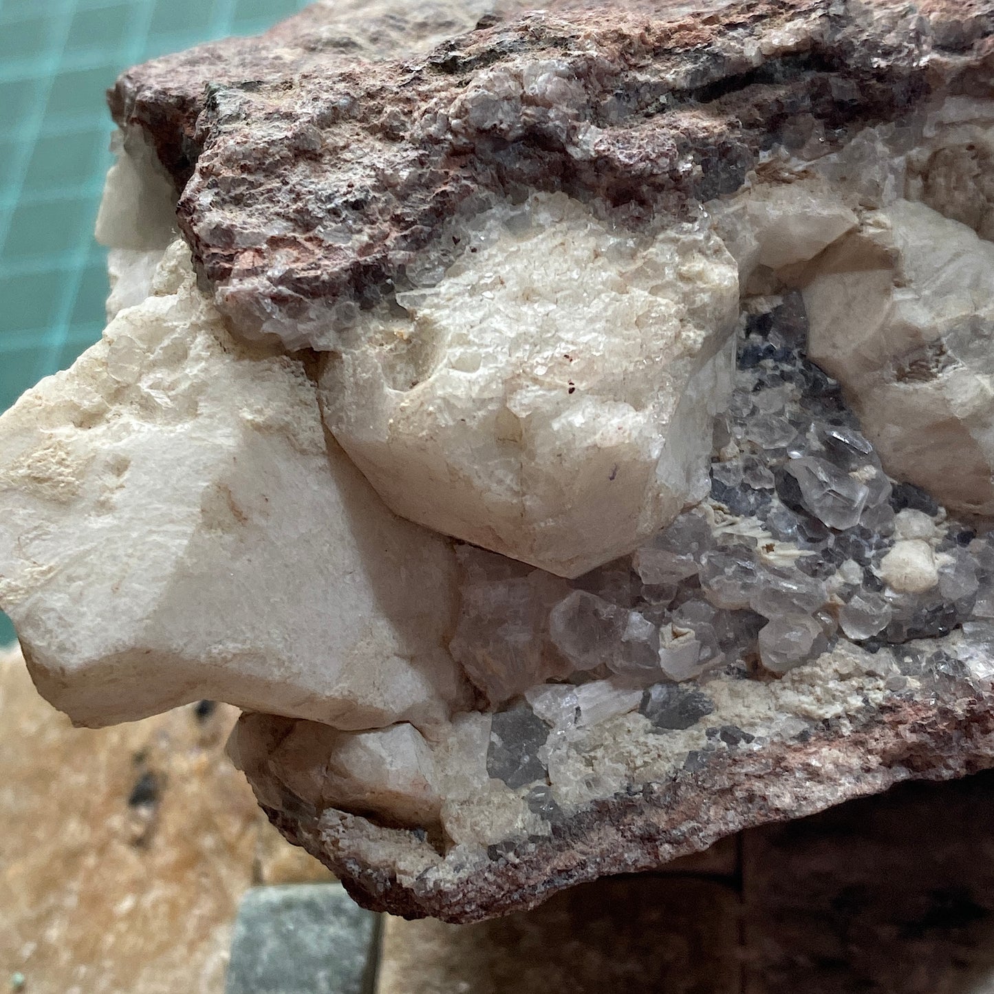 ANALCIME AVEC RHODOCHROSITE ETC DU QUÉBEC, CANADA 254g MF6624