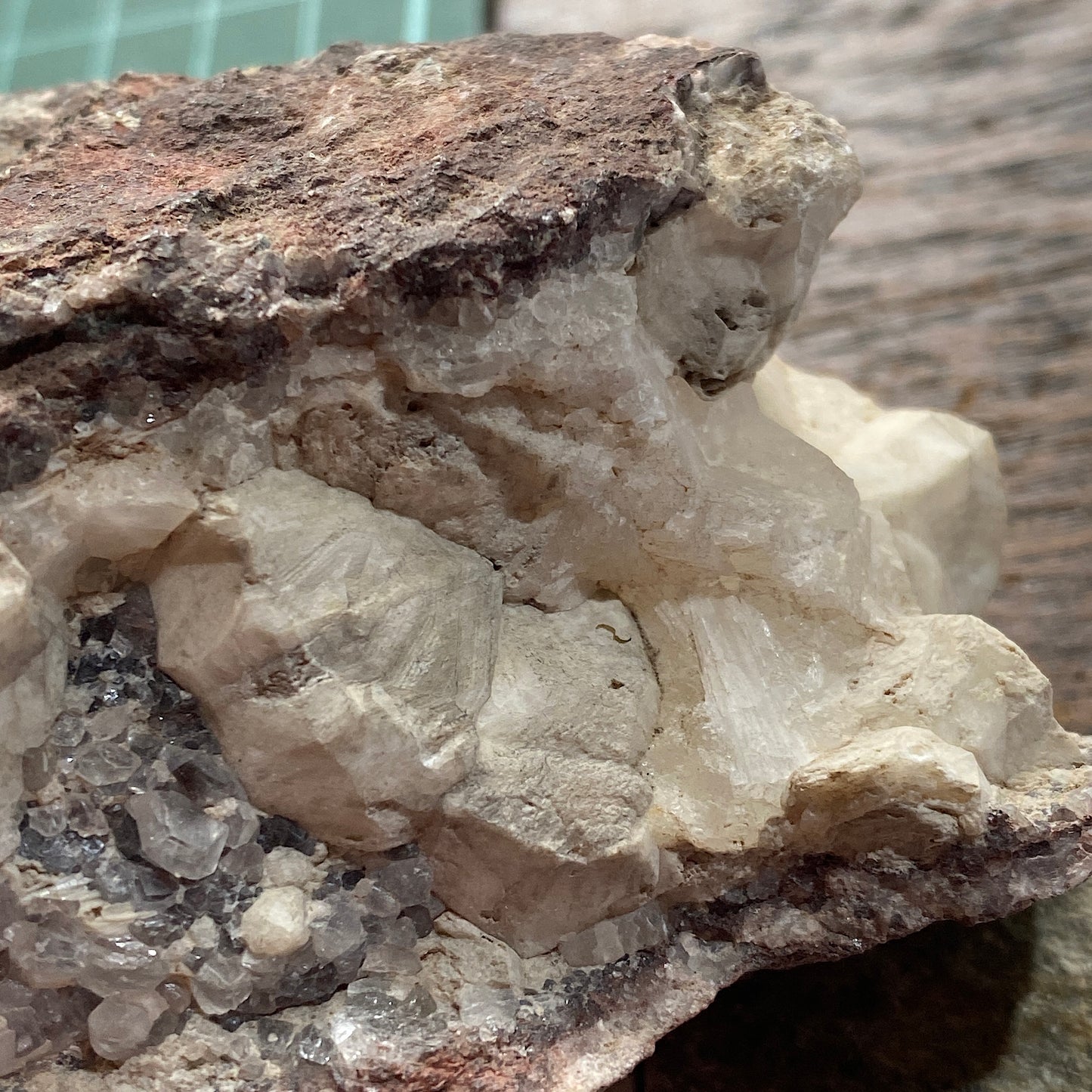 ANALCIME AVEC RHODOCHROSITE ETC DU QUÉBEC, CANADA 254g MF6624