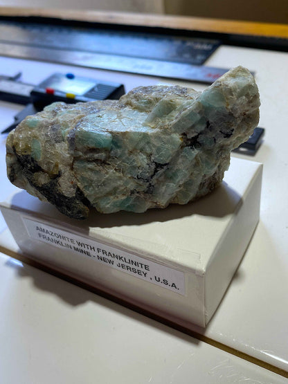 AMAZONITE WITH FRANKLINITE : FRANKLIN MINE, SUSSEX COUNTY, NEW JERSEY, U.S.A. 128g. MF5109