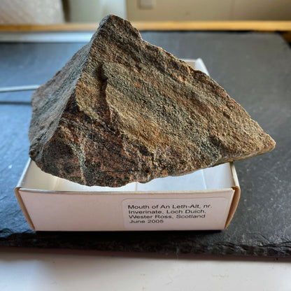 INTERESTING ROCK SPECIMEN FROM LOCH DUICH, SCOTLAND 151g MF1932