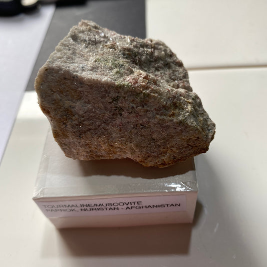 TOURMALINE ELBAÏTE AVEC QUARTZ RICHE EN MICA LEPIDOLITE 77g MF6628