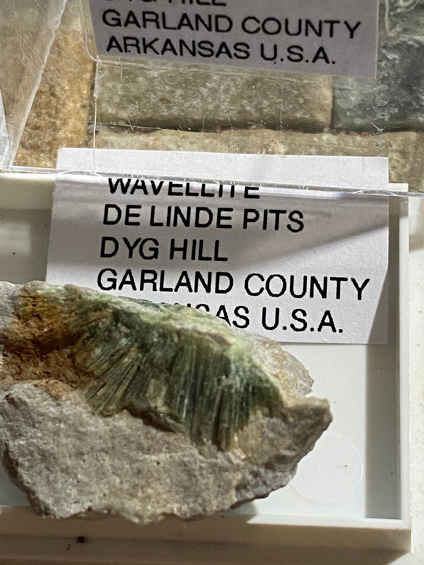 WAVELLITE : DE LINDE PITS, DYG HILL, GARLAND COUNTY, ARKANSAS U.S.A. 5g MF5118
