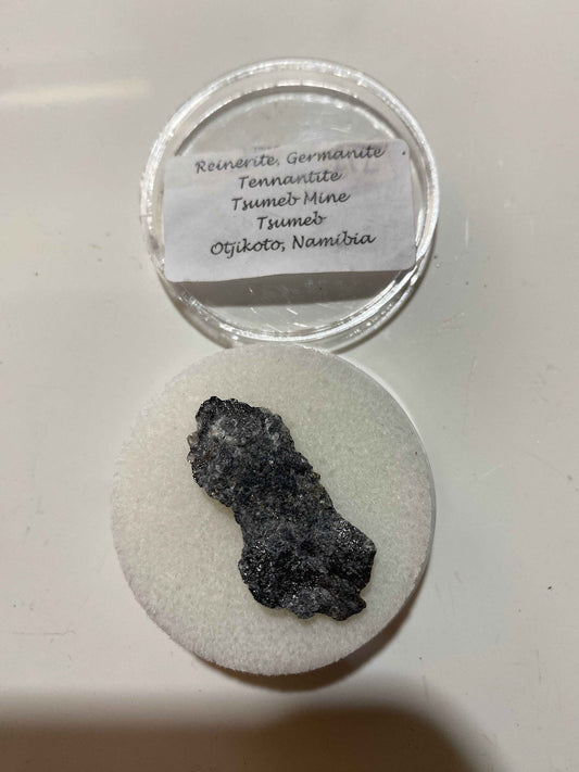REINERITE/TENNANTITE/GERMANITE [ETC] : TSUMEB MINE, OSHIKOTO, NAMIBIA. MF5122