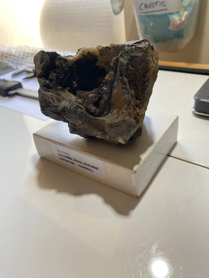 GOETHITE : RESTORMEL ROYAL IRON MINE, LOSTWITHIEL, CORNWALL  548g. MF5124