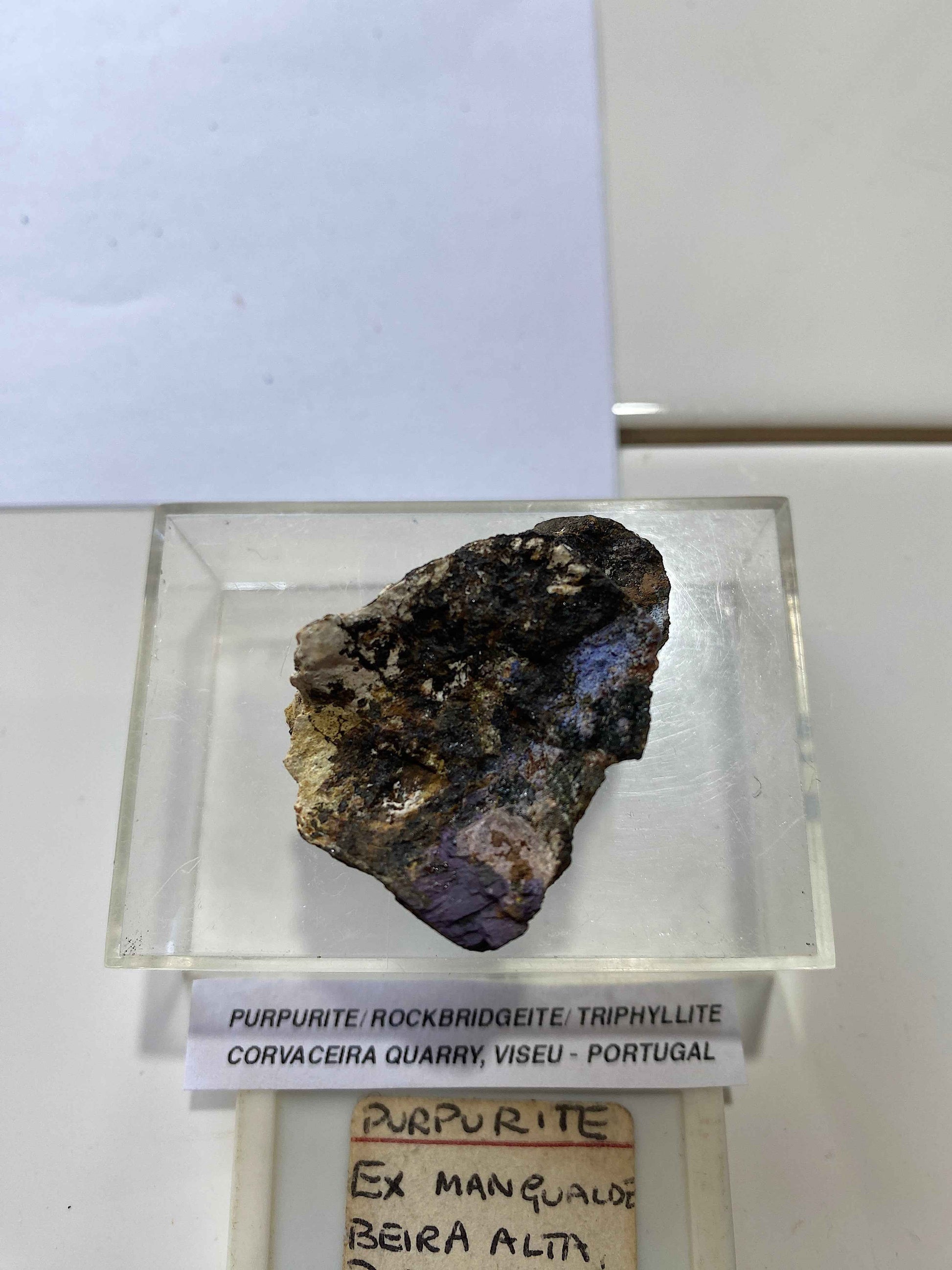 PURPURITE/ROCKBRIDGEITE/TRIPHYLLITE : CORVACEIRA QUARRY, PORTUGAL  18g. MF5127