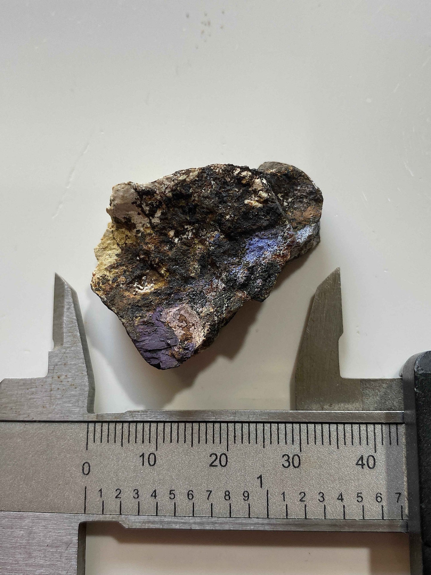 PURPURITE/ROCKBRIDGEITE/TRIPHYLLITE : CORVACEIRA QUARRY, PORTUGAL  18g. MF5127