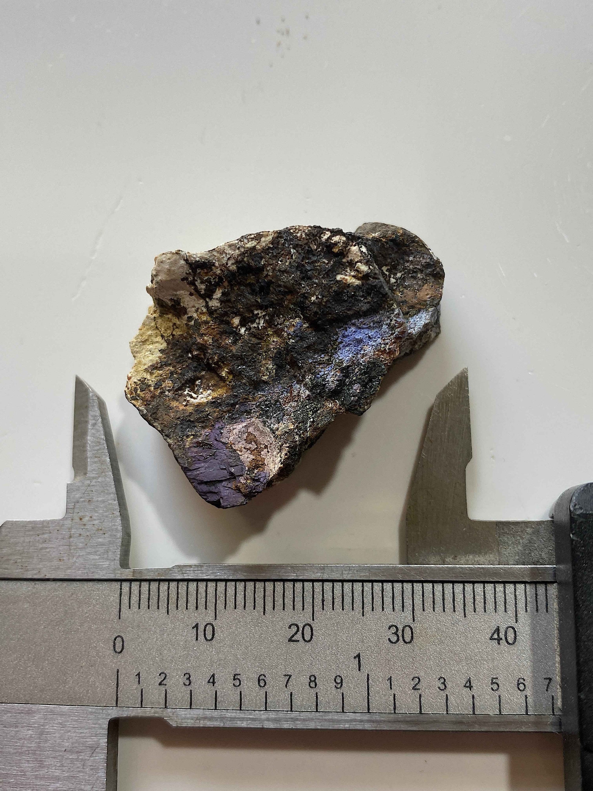 PURPURITE/ROCKBRIDGEITE/TRIPHYLLITE : CORVACEIRA QUARRY, PORTUGAL  18g. MF5127