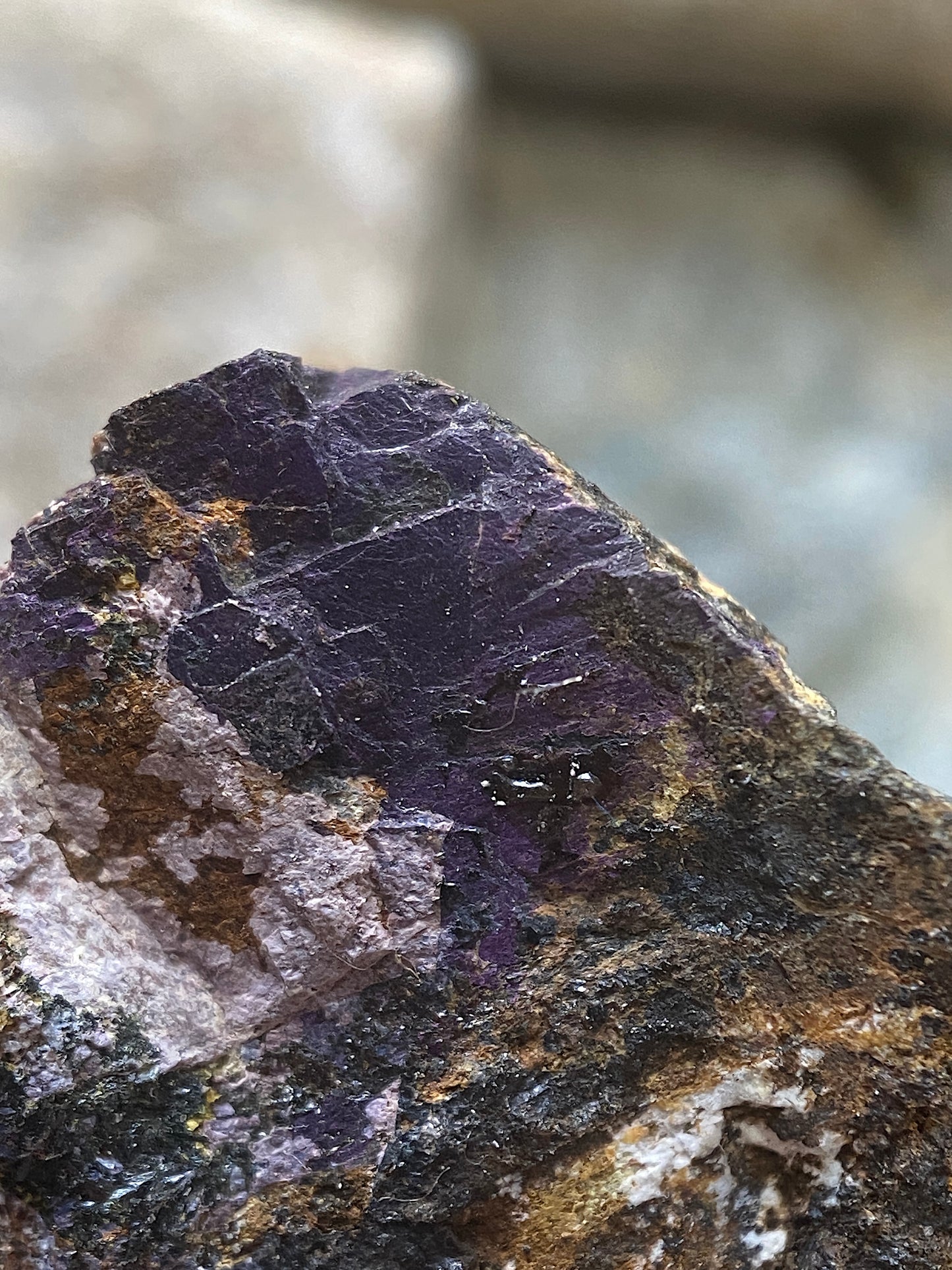 PURPURITE/ROCKBRIDGEITE/TRIPHYLLITE : CORVACEIRA QUARRY, PORTUGAL  18g. MF5127