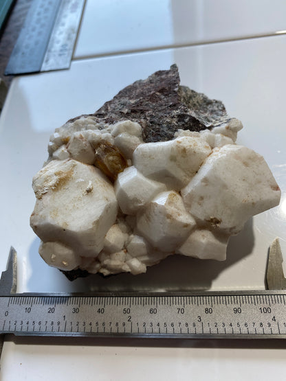 ANALCIME [ANALCITE] ON SERPENTINE : DEAN QUARRY, ST KEVERNE, THEB LIZAED, CORNWALL  397g MF5128