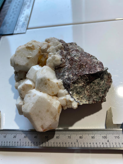 ANALCIME [ANALCITE] ON SERPENTINE : DEAN QUARRY, ST KEVERNE, THEB LIZAED, CORNWALL  397g MF5128