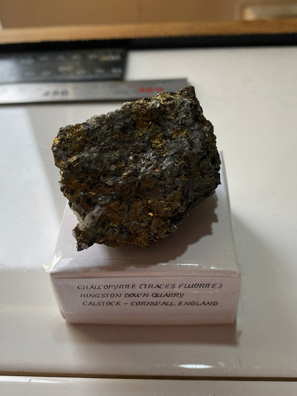 CHALCOPYRITE WITH TRACES FLUORITE : HINGSTON DOWN QUARRY, GUNNISLAKE, CORNWALL. 77g MF5134