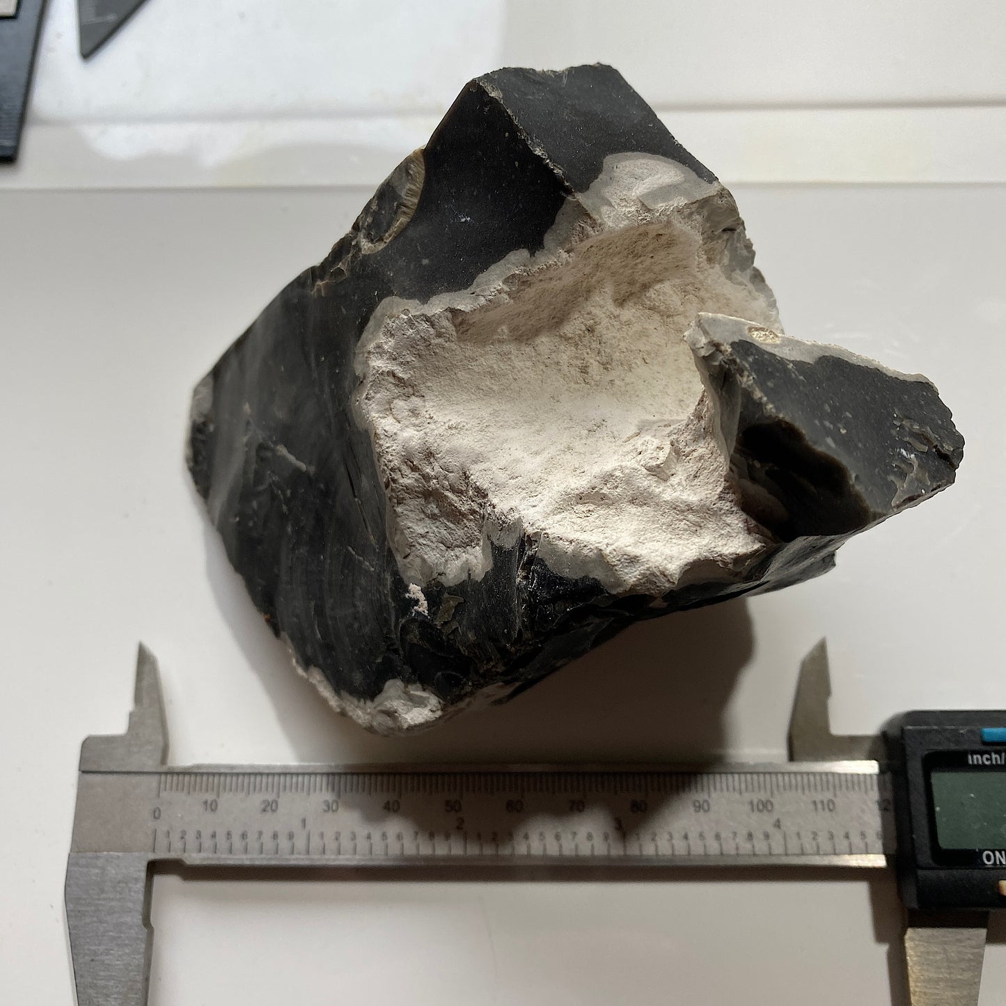 BLACK FLINT WITH CHALK : LARCH COPSE CHALK MINE, YATTENDON, BERKSHIRE, ENGLAND 652gm MF4516