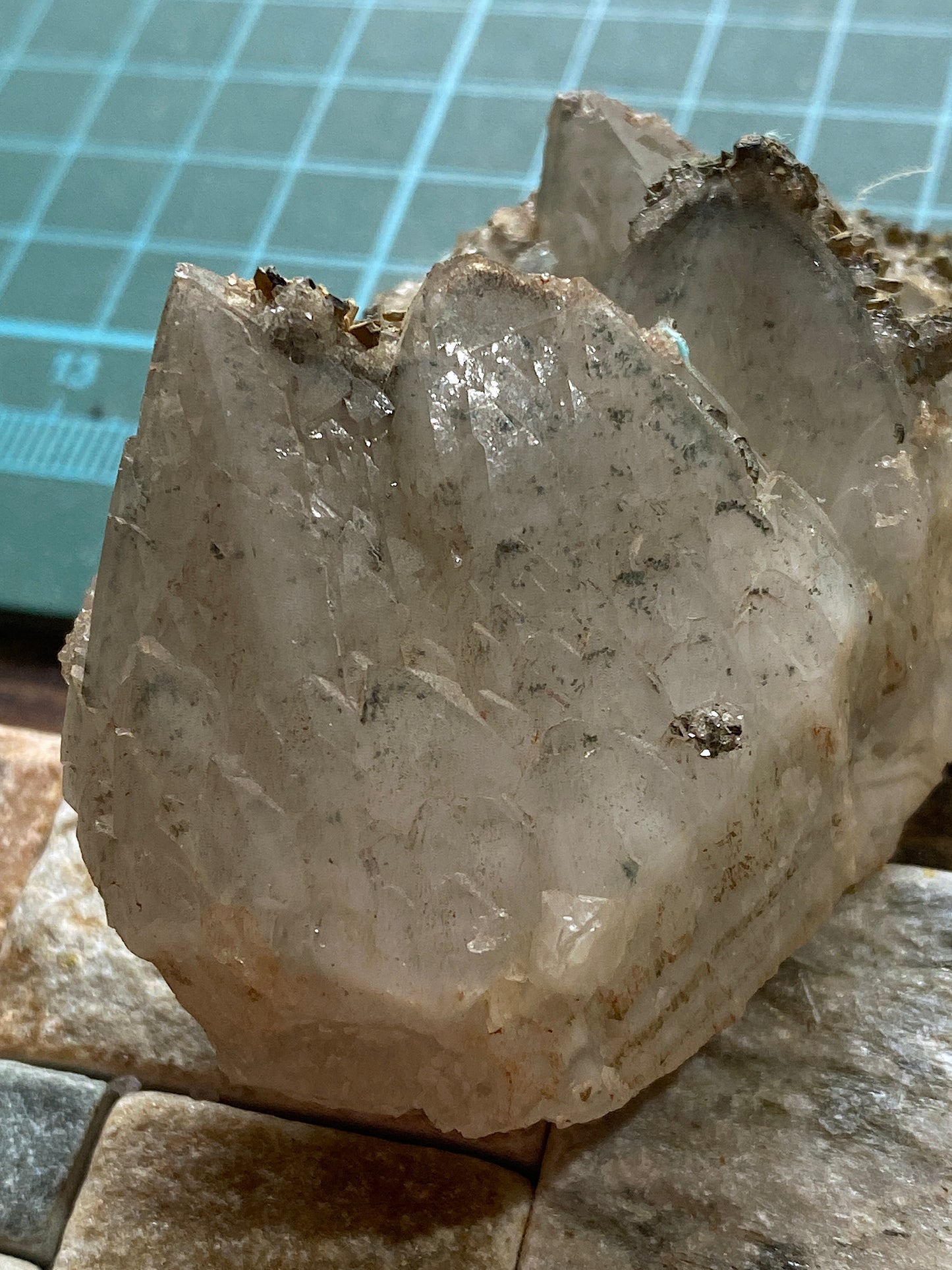 QUARTZ [ETC] : GEEVOR MINE, PENDEEN, ST JUST, CORNWALL, ENGLAND. 137g. MF5148
