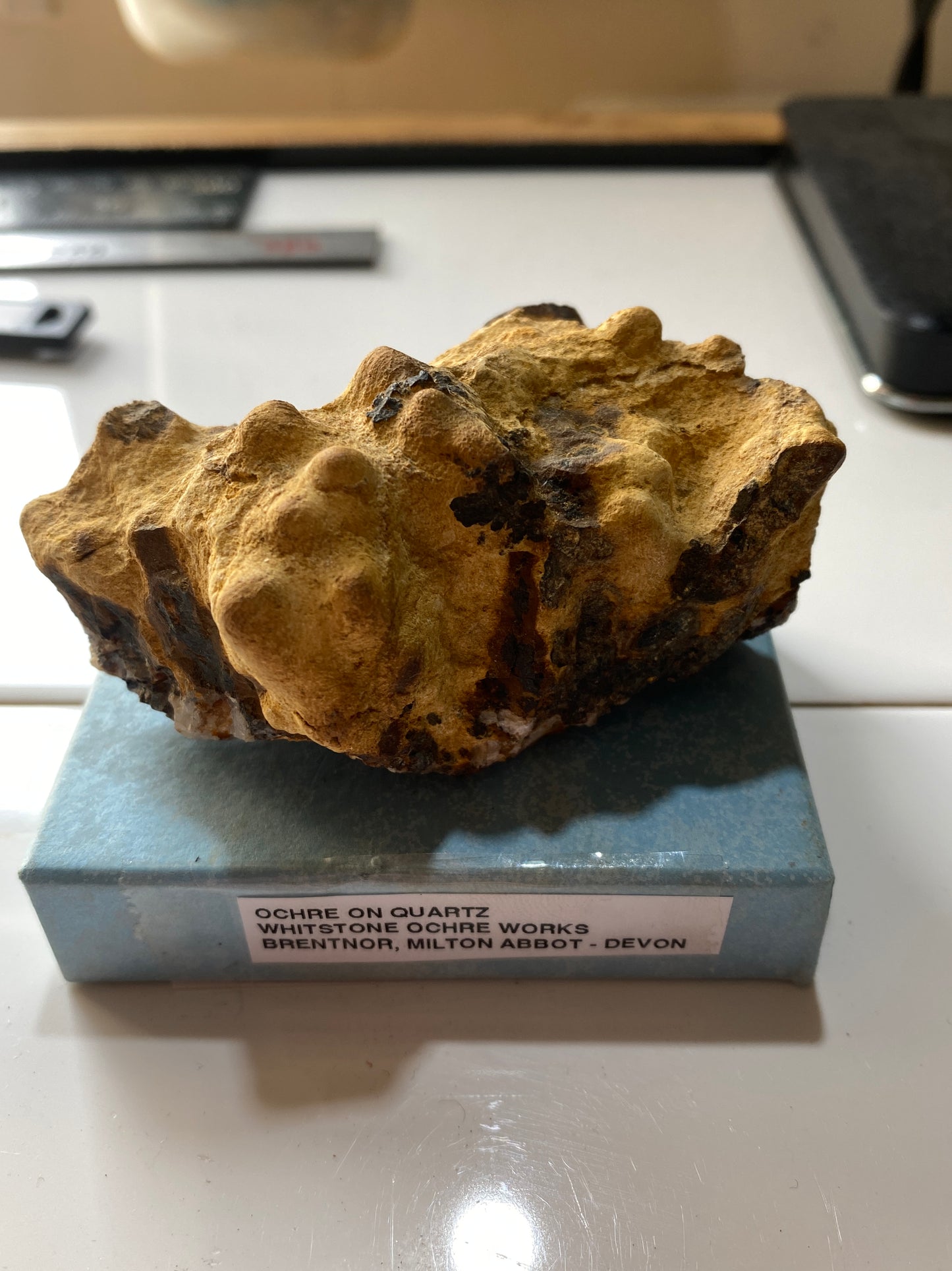 OCHRE ON QUARTZ UNUSUAL SPECIMEN : WHITSTONE OCHRE WORKS, DEVON 192g MF5160
