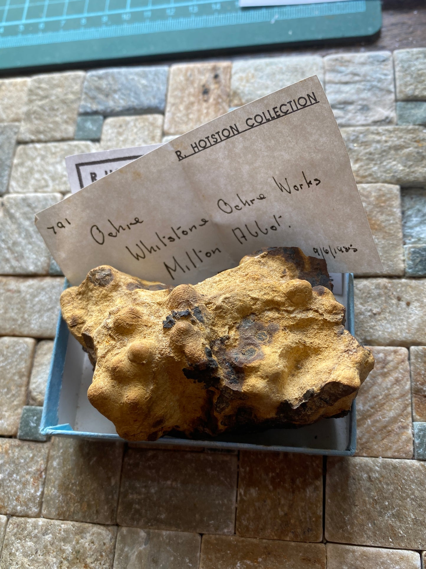 OCHRE ON QUARTZ UNUSUAL SPECIMEN : WHITSTONE OCHRE WORKS, DEVON 192g MF5160