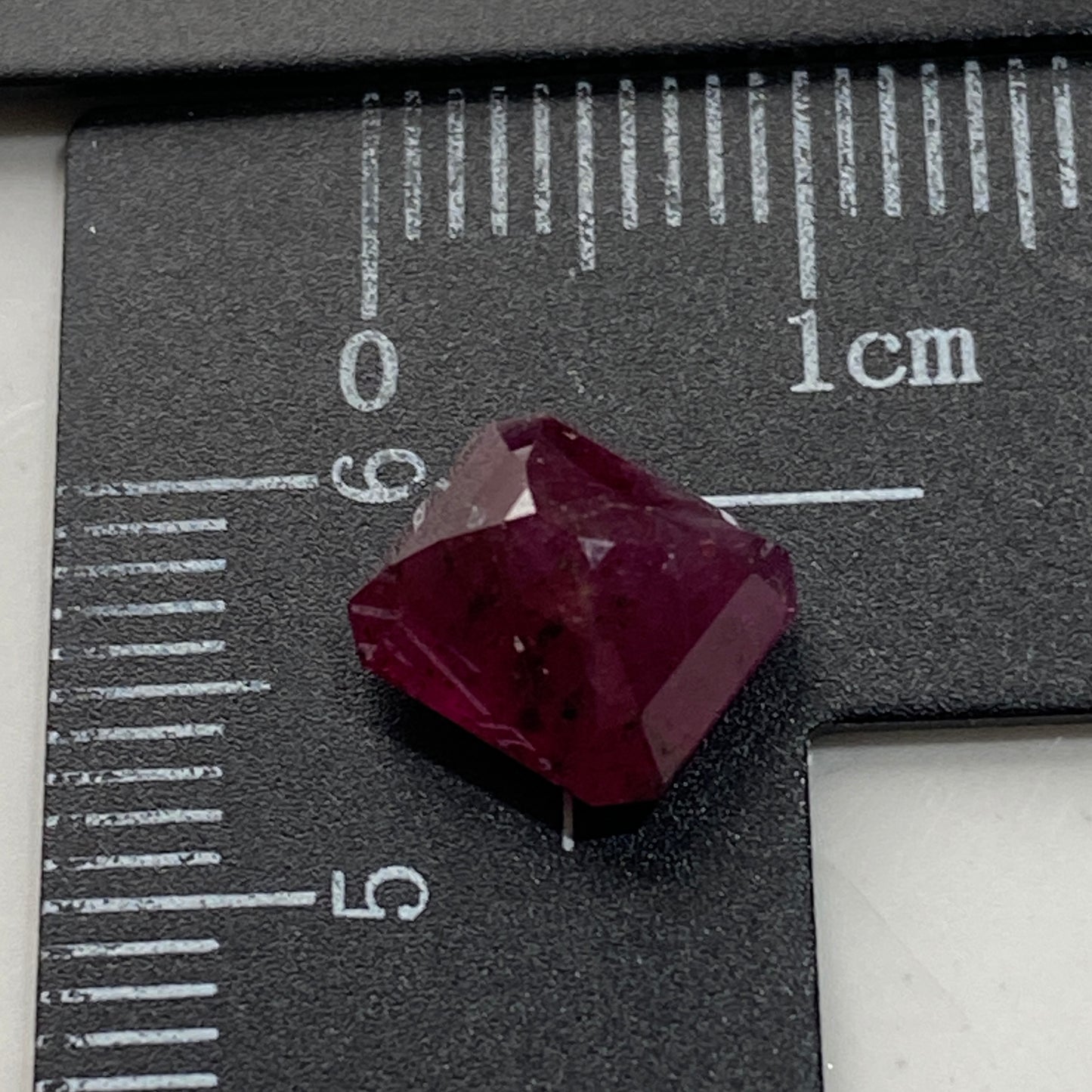 RUBY CORUNDUM NATURAL GEMSTONE : LUC YEN, VIETNAM. 3.30Ct MFG5473