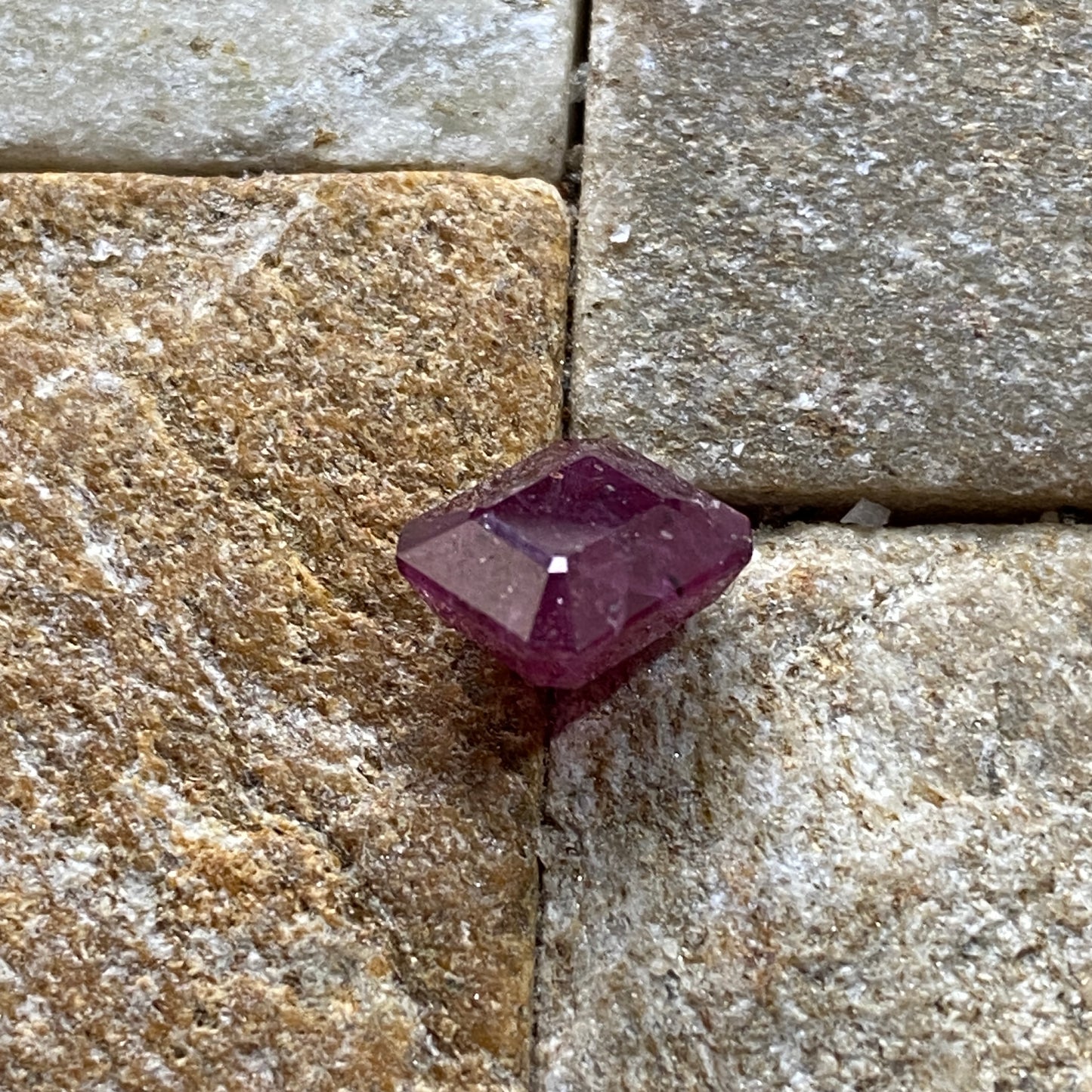 RUBY CORUNDUM NATURAL GEMSTONE : LUC YEN, VIETNAM. 3.30Ct MFG5473