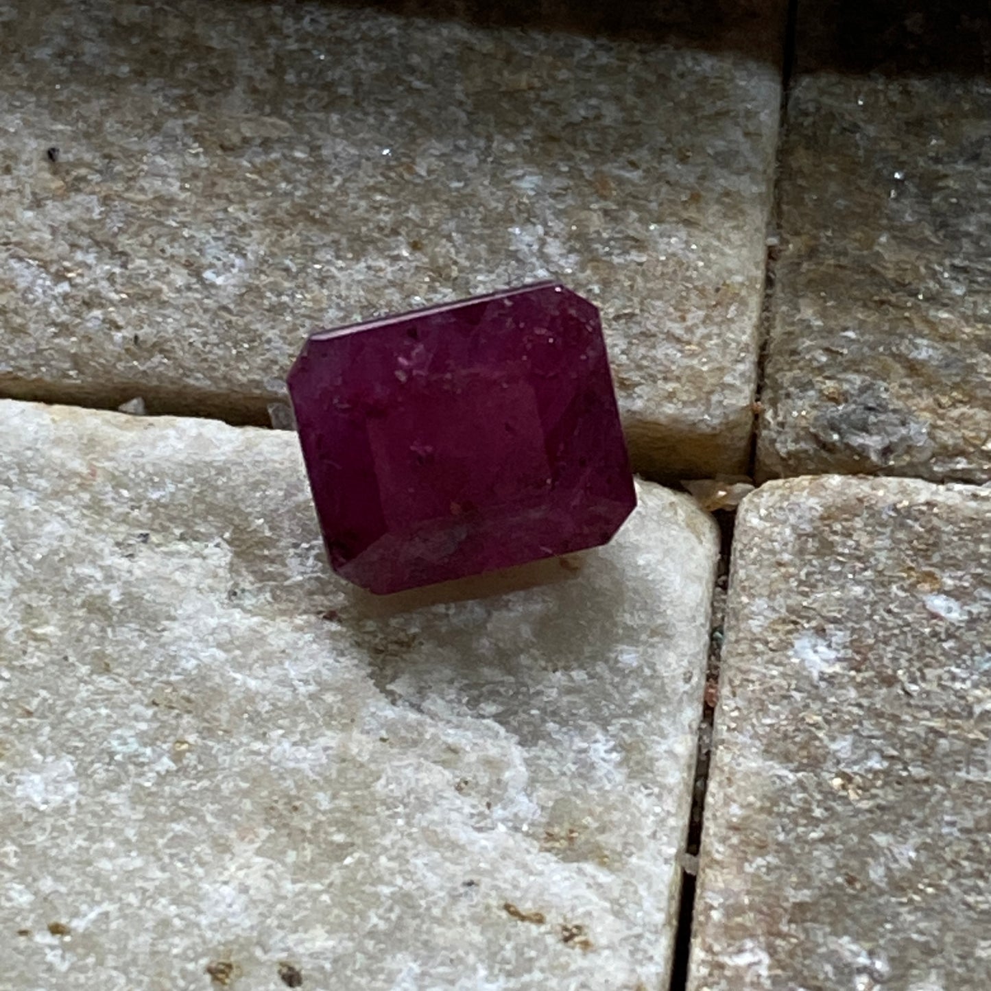 RUBY CORUNDUM NATURAL GEMSTONE : LUC YEN, VIETNAM. 3.30Ct MFG5473