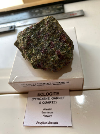 GARNETV RICH ECLOGITE : ALMKLOR, SUNNIMAR, NORWAY. 158g. MF5167