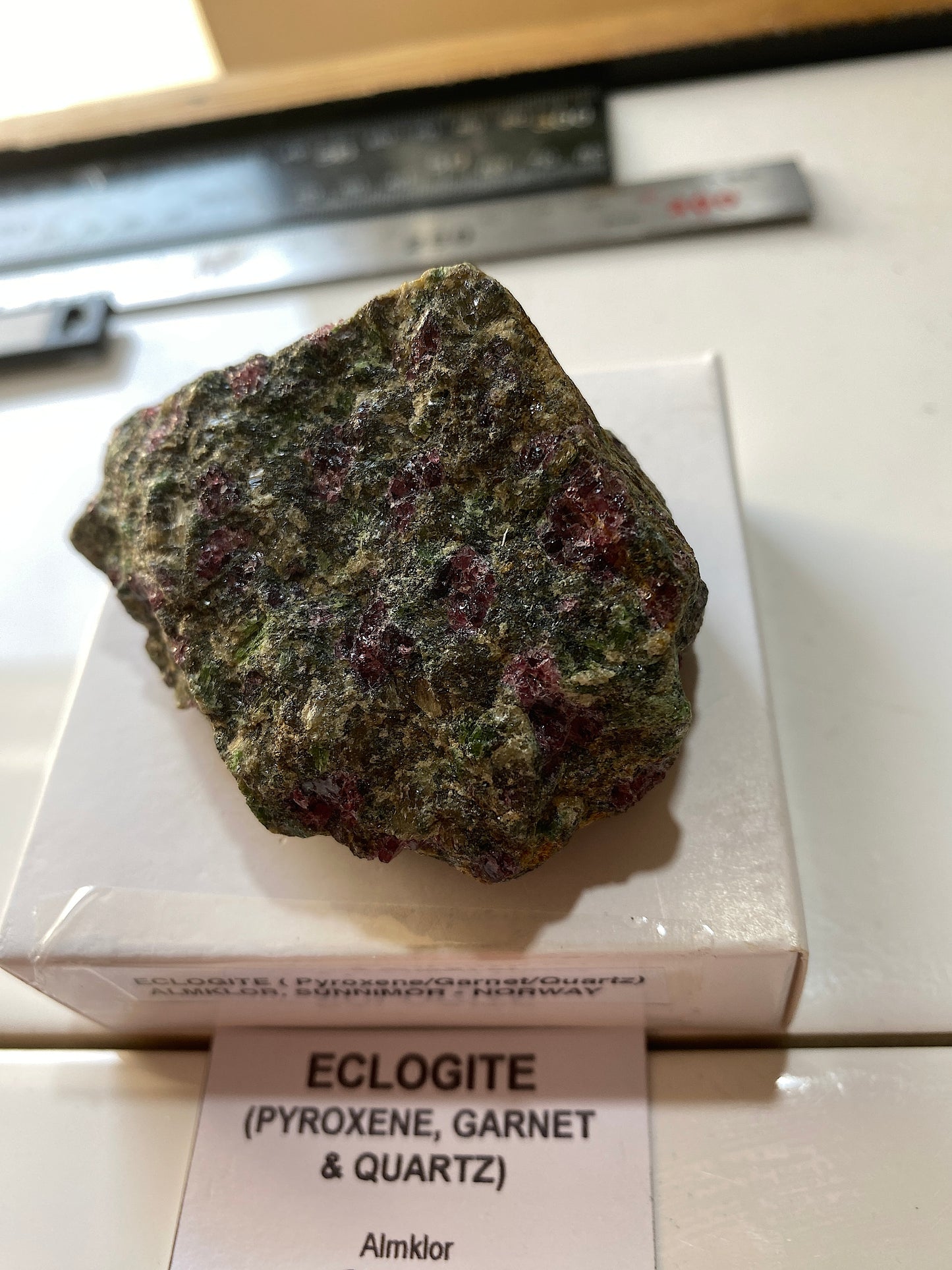 GARNETV RICH ECLOGITE : ALMKLOR, SUNNIMAR, NORWAY. 158g. MF5167